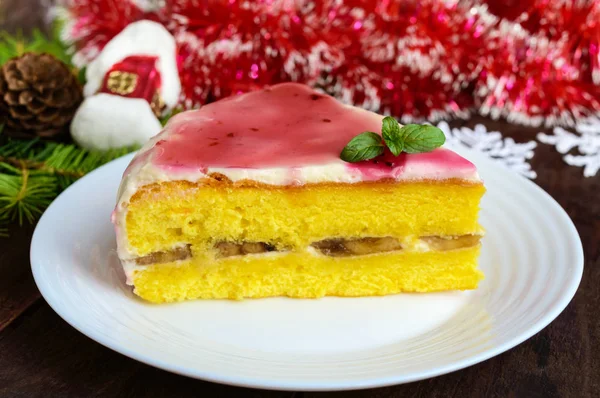 Eponge Gateau Avec Une Couche De Banane Sirop De Creme Et De Canneberge Sur Fond Blanc De Lait Dessert De Fete Theme De Noel Photographie Iaroshenko Marina Gmail Com C