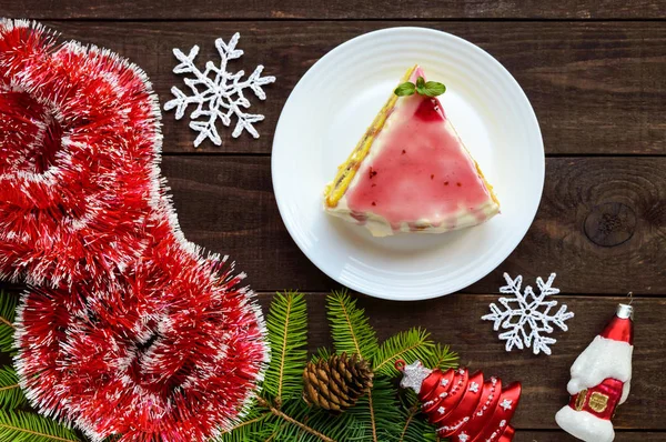스폰지 케이크 바나나의 층으로, 우유는 흰색 바탕에 크림, 크랜베리 시럽. 휴일 디저트입니다. 크리스마스 테마. — 스톡 사진