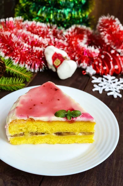 Eponge Gateau Avec Une Couche De Banane Sirop De Creme Et De Canneberge Sur Fond Blanc De Lait Dessert De Fete Theme De Noel Photographie Iaroshenko Marina Gmail Com C