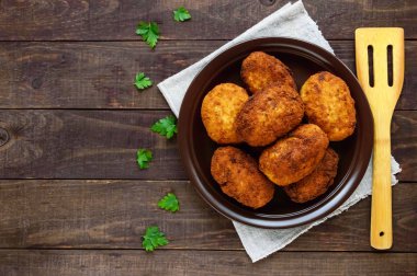 Et mini-rulo (göğsü) bir kil kase haşlanmış yumurta ile koyu ahşap arka plan. Üstten Görünüm.