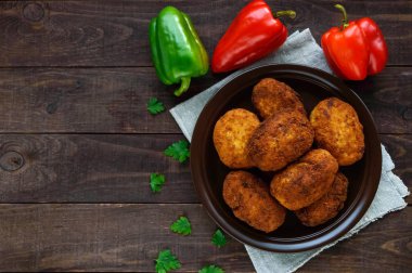 Et mini-(göğsü) ile haşlanmış yumurta rulo. Üstten Görünüm