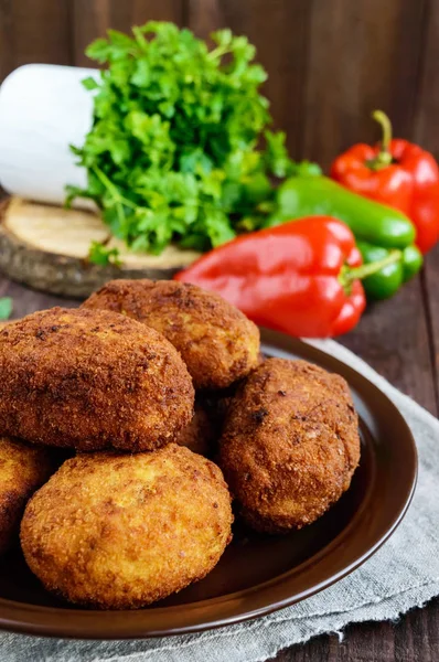 Mini rollos de carne (chuleta) con huevo hervido en un tazón de barro sobre fondo de madera oscura . —  Fotos de Stock