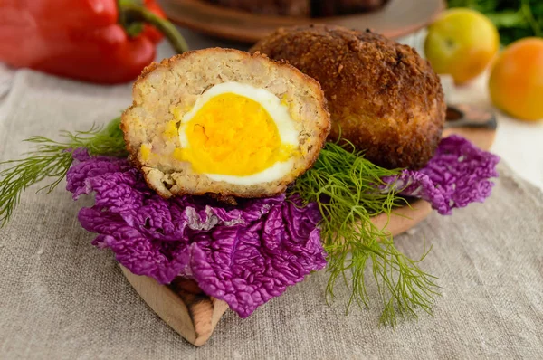 Мясо мини-роллы (котлеты) с вареным яйцом. Закрыть — стоковое фото
