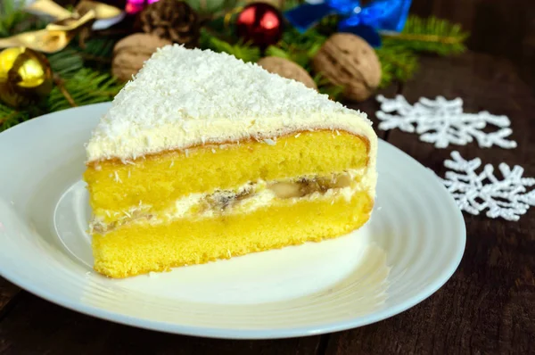 Gentle sponge cake with creamy banana layer, sprinkle coconut on top. Option festive dessert for Christmas, New Year. Close-up — Stock Photo, Image
