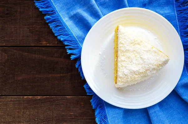 Gentle sponge cake with creamy banana layer, sprinkle coconut on top. Option festive dessert. Close-up. The top view. — Stock Photo, Image