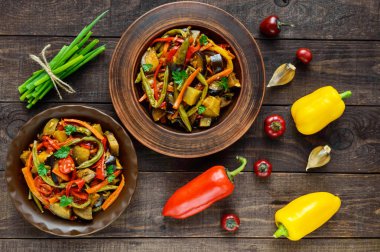 Sebze Güveç (salata): dolmalık biber, patlıcan, kuşkonmaz fasulye, sarımsak, havuç, pırasa. Parlak baharatlı aromatik yemekleri. İtalyan yemekleri menüsü. Üstten Görünüm.