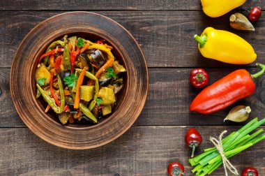 Sebze Güveç (salata): dolmalık biber, patlıcan, kuşkonmaz fasulye, sarımsak, havuç, pırasa. Parlak baharatlı aromatik yemekleri. İtalyan yemekleri menüsü. Üstten Görünüm.