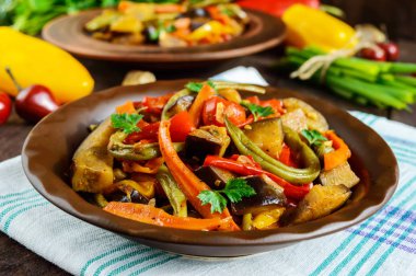 Sebze Güveç (salata): dolmalık biber, patlıcan, kuşkonmaz fasulye, sarımsak, havuç, pırasa. Parlak baharatlı aromatik yemekleri. İtalyan mutfağının menü.