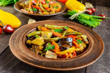 Sebze Güveç (salata): dolmalık biber, patlıcan, kuşkonmaz fasulye, sarımsak, havuç, pırasa. Parlak baharatlı aromatik yemekleri. İtalyan mutfağının menü.