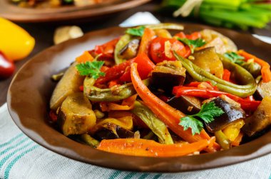 Sebze Güveç (salata): dolmalık biber, patlıcan, kuşkonmaz fasulye, sarımsak, havuç, pırasa. Parlak baharatlı aromatik yemekleri. İtalyan yemekleri menüsü. Yakın çekim