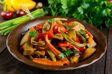 Sebze Güveç (salata): dolmalık biber, patlıcan, kuşkonmaz fasulye, sarımsak, havuç, pırasa. Parlak baharatlı aromatik yemekleri. İtalyan mutfağının menü.