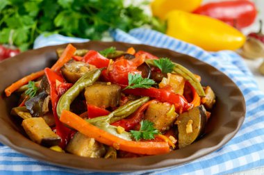 Sebze Güveç (salata): dolmalık biber, patlıcan, kuşkonmaz fasulye, sarımsak, havuç, pırasa. Parlak baharatlı aromatik yemekleri. İtalyan mutfağının menü.