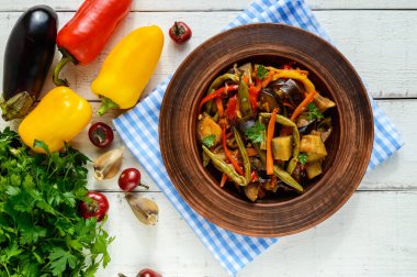 Sebze Güveç (salata): dolmalık biber, patlıcan, kuşkonmaz fasulye, sarımsak, havuç, pırasa. Parlak baharatlı aromatik yemekleri. İtalyan mutfağının menü.