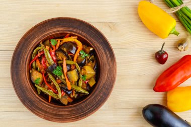 Sebze Güveç (salata): dolmalık biber, patlıcan, kuşkonmaz fasulye, sarımsak, havuç, pırasa. Parlak baharatlı aromatik yemekleri. İtalyan mutfağının menü.