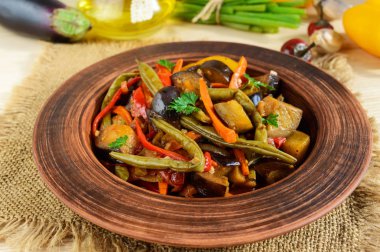 Sebze Güveç (salata): dolmalık biber, patlıcan, kuşkonmaz fasulye, sarımsak, havuç, pırasa. Parlak baharatlı aromatik yemekleri. İtalyan mutfağının menü.