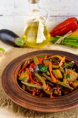 Sebze Güveç (salata): dolmalık biber, patlıcan, kuşkonmaz fasulye, sarımsak, havuç, pırasa. Parlak baharatlı aromatik yemekleri. İtalyan mutfağının menü.