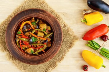 Sebze Güveç (salata): dolmalık biber, patlıcan, kuşkonmaz fasulye, sarımsak, havuç, pırasa. Parlak baharatlı aromatik yemekleri. İtalyan yemekleri menüsü. Üstten Görünüm