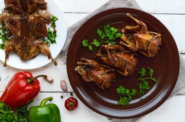 Kavrulmuş bıldırcın şiş üzerinde. Bir seramik tabak yeşillikleri ile hizmet veren. Üstten Görünüm. Tatil menüsü.