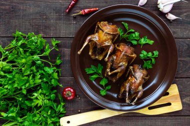 Kavrulmuş bıldırcın şiş üzerinde. Bir seramik tabak yeşillikleri ile hizmet veren. Üstten Görünüm. Tatil menüsü