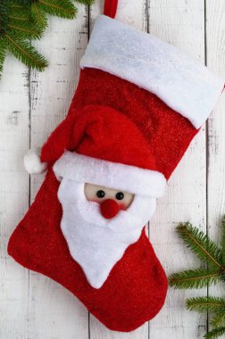 Kırmızı Tekstil çizme bir Noel Noel Baba'nın kafası, Ladin beyaz zemin üzerine yeşil dalları.