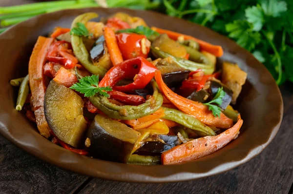 Grönsaksröra (sallad): paprika, aubergine, sparris bönor, vitlök, morot, purjolök. Ljusa kryddiga aromatiska rätter. Meny med italienska rätter. — Stockfoto
