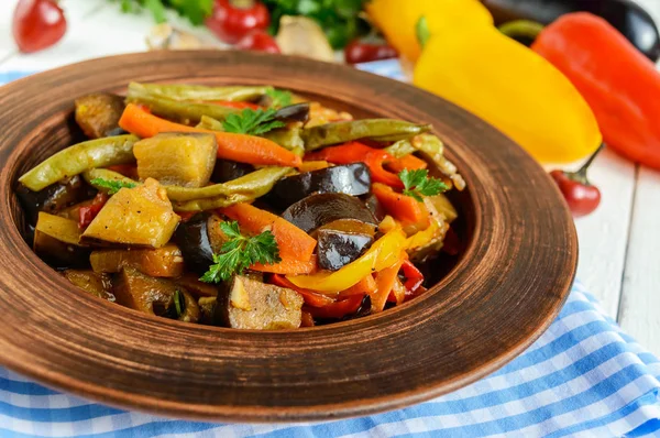 Plantaardige hutspot (salade): aubergine, paprika, asperges, bonen, knoflook, wortel, prei. Licht pittige aromatische gerechten. Menu van de Italiaanse keuken. — Stockfoto