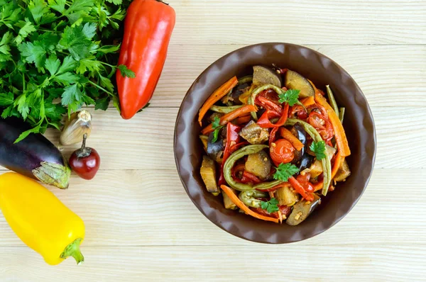 Gemüseeintopf (Salat): Paprika, Auberginen, Spargelbohnen, Knoblauch, Karotten, Lauch. hellen würzigen aromatischen Gerichten. Menü der italienischen Küche. — Stockfoto