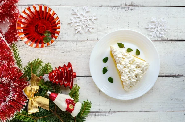 Ein großes Stück zarter Biskuitkuchen als Dekoration für Luftcreme. — Stockfoto