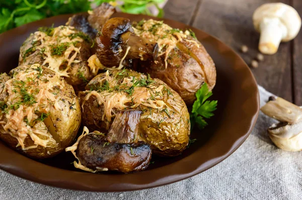 Pieczone Ziemniaki z pieczarkami, serem i zioła na ciemnym tle drewnianych. — Zdjęcie stockowe