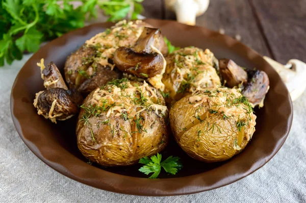 Запечена картопля з грибами, сиром і травами на темному дерев'яному фоні . — стокове фото