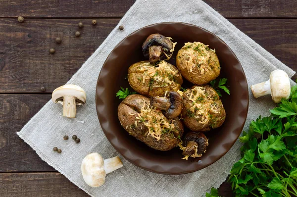 Запечена картопля з грибами, сиром і травами на темному дерев'яному фоні . — стокове фото