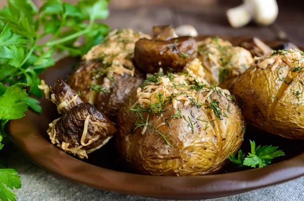 Pečené brambory se žampiony, sýrem a bylinkami na tmavé dřevěné pozadí. Detailní záběr. — Stock fotografie