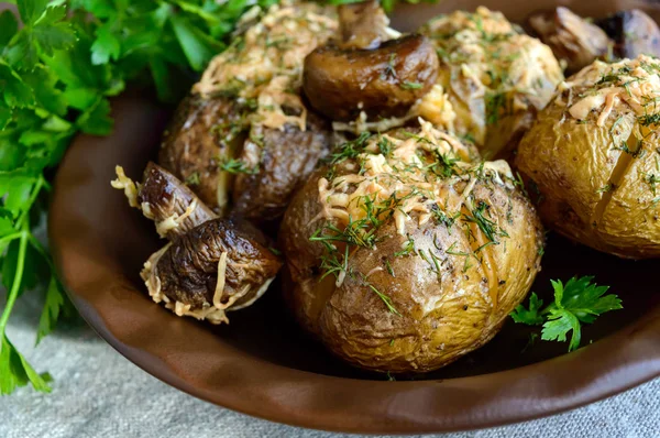 Pieczone Ziemniaki z pieczarkami, serem i zioła na ciemnym tle drewnianych. Z bliska. — Zdjęcie stockowe