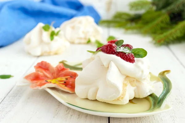 Zachte lucht dessert "Anna Pavlova" met frambozen, slagroom crème op een lichte achtergrond. Close-up. — Stockfoto