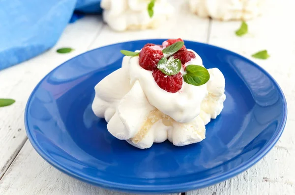 Zachte lucht dessert "Anna Pavlova" met frambozen, slagroom crème op een lichte achtergrond. Close-up — Stockfoto