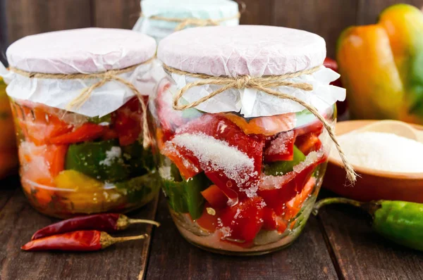 Μαριναρισμένα λαχανικά σε ένα βάζο γυαλιού: hot κόκκινες και πράσινες πιπεριές με ζάχαρη. Γκρο πλαν. — Φωτογραφία Αρχείου