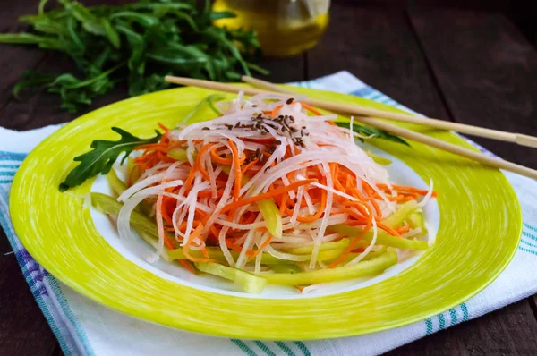 Diet frais fitness salade de radis daikon, carottes, graines de lin, roquette. Cuisine végétalienne . — Photo