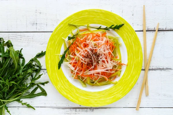 Свежий диетический фитнес-салат из редьки дайкона, моркови, семян льна, рукколы. Веганская кухня. Вид сверху — стоковое фото