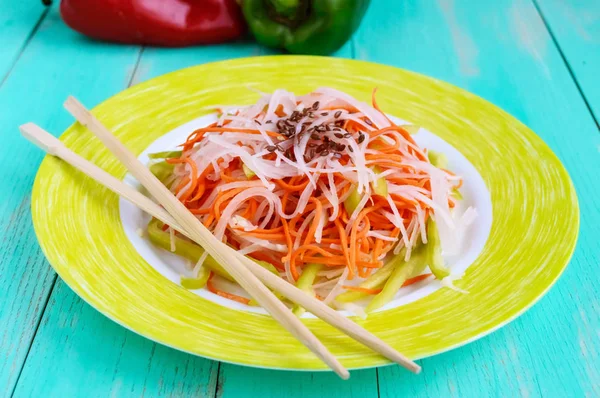 Diet frais fitness salade de radis daikon, carottes, graines de lin, roquette. Cuisine végétalienne. Gros plan — Photo