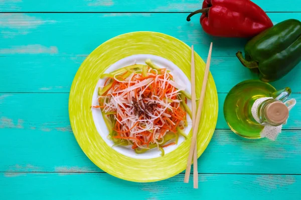 Diet frais fitness salade de radis daikon, carottes, graines de lin, roquette. Cuisine végétalienne. La vue du dessus — Photo