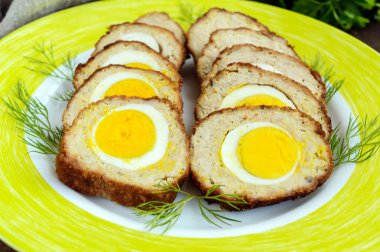 Rulo köfte dilimlenmiş haşlanmış yumurta ile doldurulmuş. Portre.