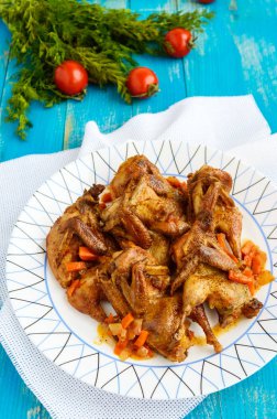 Bıldırcın mavi ahşap bir masa üzerinde sebze soslu güveç. Yakın çekim