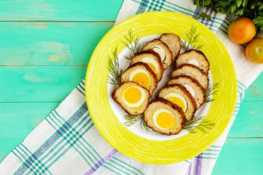 Rulo köfte dilimlenmiş haşlanmış yumurta ile doldurulmuş. Üstten Görünüm