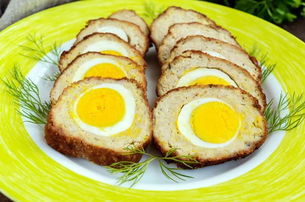 Carne umplută cu ouă fierte, feliată. Closeup . — Fotografie, imagine de stoc