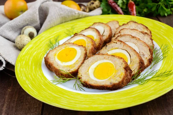 Pan de carne relleno con huevos cocidos, en rodajas. Primer plano . — Foto de Stock