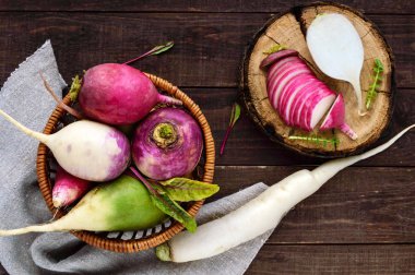 Turp (daikon, Çin kırmızı, yeşil) ahşap bir masa üzerinde birkaç tür. Salata için yararlı vitaminler madde. Üstten Görünüm.