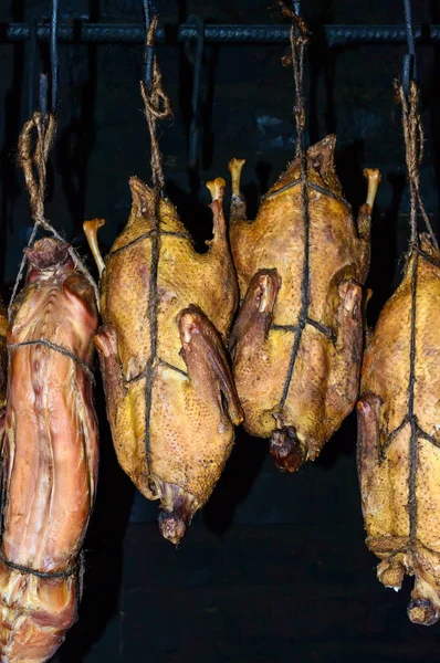 Процесс копчения мяса (птица, утка, кролик) дома . — стоковое фото