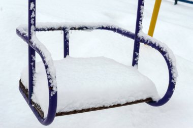 Karla kaplı çocuk hali. Kış manzarası. Yakın çekim