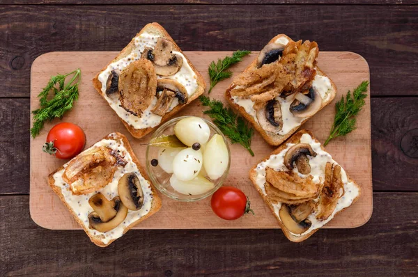 Crispy tosty biały chleb w kształcie kwadratu z pieczarkami, cebulą, frytki, sos tatarski na pokładzie cięcia na ciemnym tle drewnianych. Widok z góry — Zdjęcie stockowe