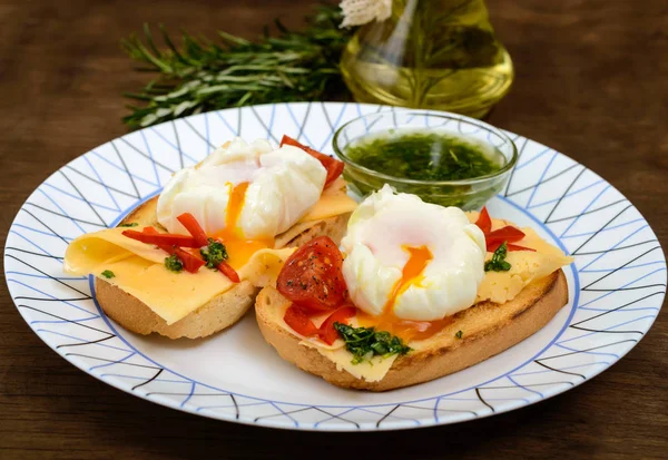 Tostadas crujientes con huevo escalfado, queso, pimientos, tomates, souse en un plato sobre un fondo de madera oscura. De cerca. — Foto de Stock